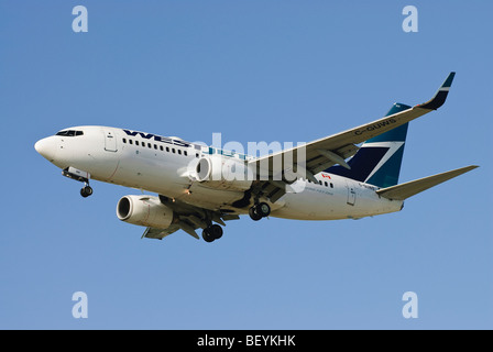 Un Westjet Airlines Boeing 737-700 jet in avvicinamento finale per l'atterraggio all'Aeroporto Internazionale di Vancouver . Foto Stock