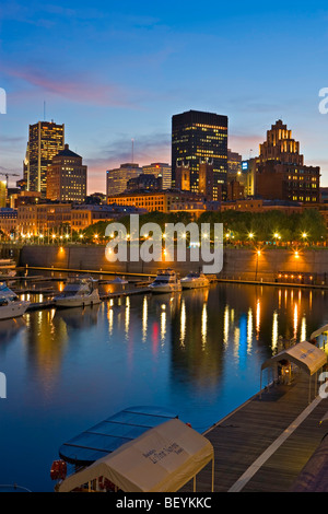 Il centro cittadino di Montreal visto dal bacino di Jacques-Cartier nella vecchia Montreal e il Vecchio Porto di notte, Montreal, Quebec, Canada. Foto Stock