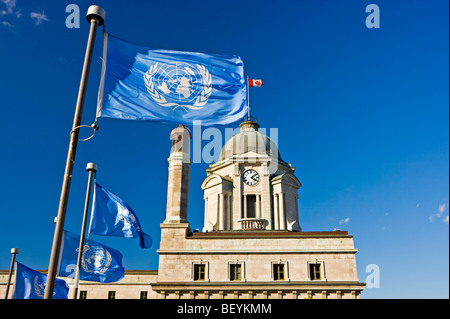 Torre dell'orologio del vecchio ufficio postale e bandiere in Old Quebec Quebec City, Quebec, Canada. UNESCO - Sito Patrimonio dell'umanità. Foto Stock