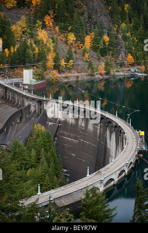 Diablo Dam in autunno. Alte cime circondano Ross Lake in tutte le direzioni. Fiumi e torrenti il flusso nella diga dai ghiacciai. Foto Stock