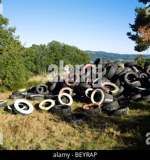 Vecchi pneumatici in gomma in campagna, Auvergne-Rhones-Alpes, Francia Foto Stock