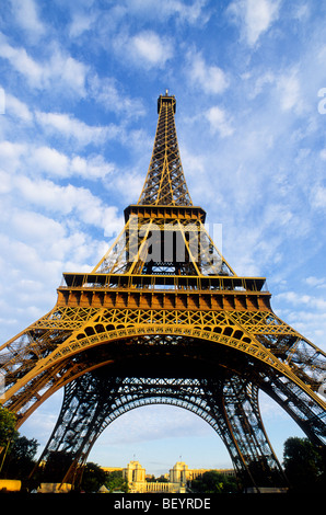 Torre Eiffel, dal basso all'alba. Parigi. Nuvole al mattino presto su Champ de Mars. Francia Foto Stock