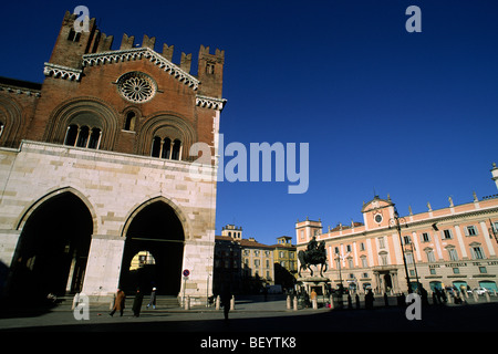 Italia, Emilia Romagna, Piacenza, Piazza cavalli, palazzo chiamato "il Gotico" Foto Stock