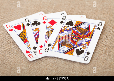 Quattro carte da gioco - Queens a ventaglio su una tela di canapa Foto Stock