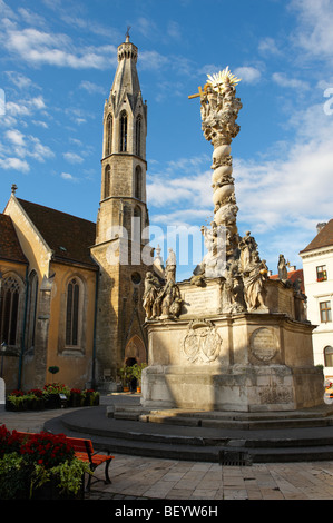 La Santissima Trinità la statua e la capra (Chiesa templom Kecske )- Fo quadrato (Fő Ter) - Sopron, Ungheria Foto Stock