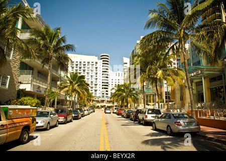 Vista dal centro della strada verso il Royal Palm Hotel South beach ocean drive Miami Florida USA Foto Stock