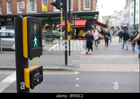 Nuovo puffin attraversamenti pedonali nel centro città di Brighton Il verde lampeggiante l uomo dà il via libera a croce Foto Stock