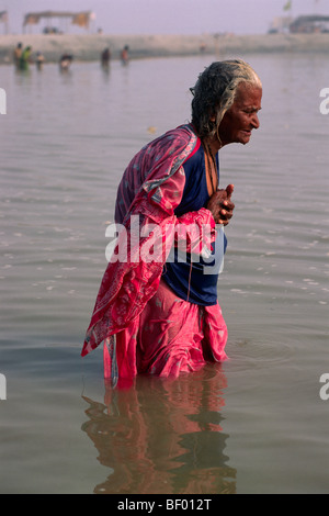 India, Uttar Pradesh, Prayagraj (Allahabad), Sangam, donna che fa il bagno alla confluenza dei fiumi Gange e Yamuna Foto Stock