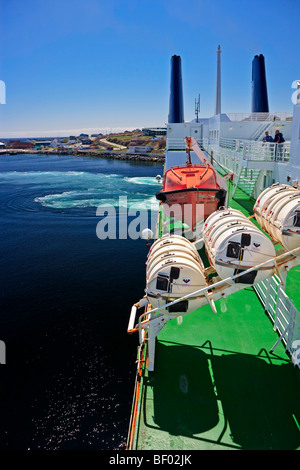 Zattere di salvataggio sul M/V Caribou Coffee Company come si arriva a Port aux Basques in Terranova, Canada. Foto Stock