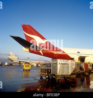 Regno Unito, Inghilterra, Manchester Airport, il carico che viene caricato su Qantas Airlines Boeing 747 Foto Stock