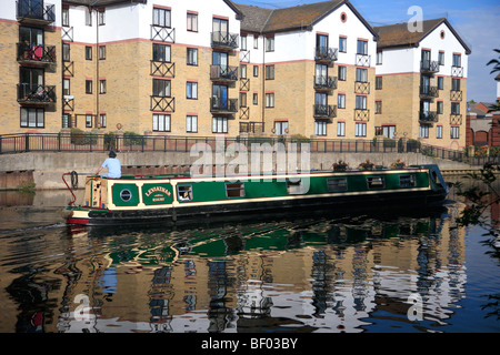 Barca stretta fiume Nene passando dal design moderno appartamenti città di Peterborough Cambridgeshire England Regno Unito Foto Stock