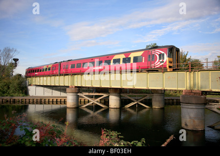 East Midlands 158 classe alta velocità Turbostar Diesel unità treno fiume Nene città di Peterborough Cambridgeshire Inghilterra Foto Stock