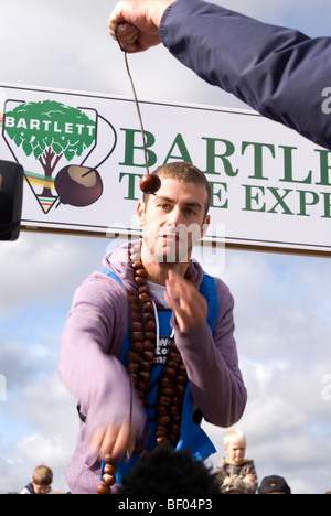 Joel Defries BBC Blue Peter il presentatore TV concorrenti a la 45th World Conker Championships vicino a Ashton Northamptonshire xi Octo Foto Stock