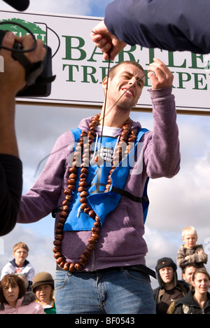 Deluso BBC Blue Peter il presentatore TV Joel Defries perde il suo dado mentre compete al 45th World Conker Championships vicino Foto Stock