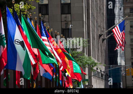 Bandiere nel Rockefeller Center di New York City Foto Stock