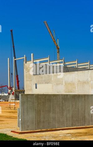 Sito di costruzione beton blue sky gru calcestruzzo prefabbricati di calcestruzzo parti costruire la costruzione di uomini al lavoro prefabbricato in soffitti in cemento Foto Stock