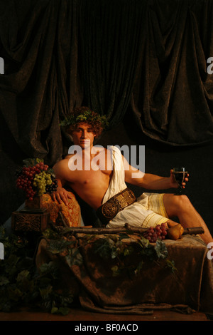 Gioventù classica in suffragio di bere vino con uve. eterna gioventù la vitalità e la salute Foto Stock