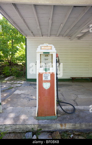 Vecchio anni cinquanta la pompa del gas da BP su una strada laterale in Virginia. Foto Stock