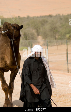 Tradizionalmente condita arabo camel herders Al Dhafra camel festival, Zayed City, Abu Dhabi, Emirati arabi uniti Foto Stock