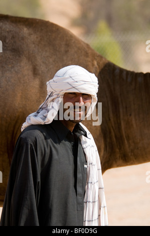 Tradizionalmente condita arabo camel herders Al Dhafra camel festival, Zayed City, Abu Dhabi, Emirati arabi uniti Foto Stock