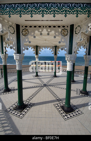 Il restaurato Brighton bandstand sul lungomare con un Brighton e Hove Bus & Coach bus azienda passando dietro di esso. Foto Stock