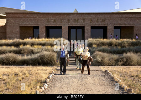 Turisti durante un tour guidato a Bodega Salentein, Uco Valley, Tupungato, provincia di Mendoza, Argentina Foto Stock