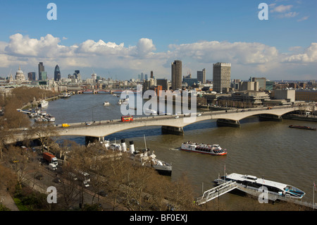 Vista di Waterloo Bridge sul fiume Tamigi a Londra guardando ad est verso la città e da Canary Wharf Foto Stock