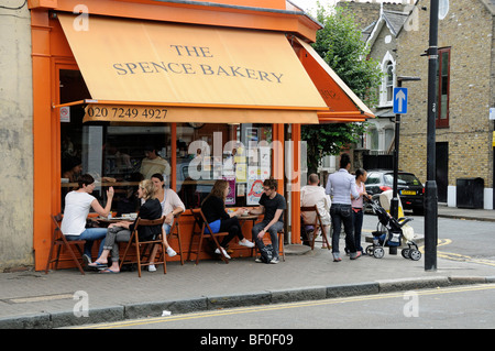 Persone mangiare fuori la Spence panificio Stoke Newington Church Street, Hackney Londra Inghilterra REGNO UNITO Foto Stock