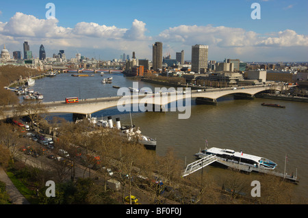 Vista di Waterloo Bridge sul fiume Tamigi a Londra guardando ad est verso la città e da Canary Wharf Foto Stock