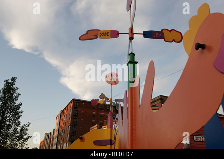 Colorate sculture arte la linea B-guide linea per sentieri sentiero in Bloomington, Indiana. Foto Stock