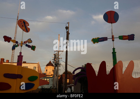 Colorate sculture arte la linea B-guide linea per sentieri sentiero in Bloomington, Indiana. Foto Stock
