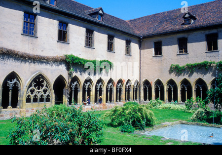 Cappotto a croce, il chiostro, il Musee d'Unterlinden di Colmar, Alsazia, Francia Foto Stock