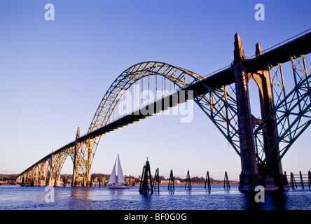 Basso angolo di vista Yaquina Bay bridge al tramonto, Newport, Oregon Foto Stock