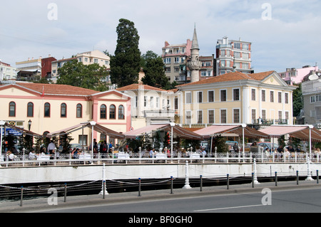 Bebek Bebek Istanbul Bosforo circondato da Arnavutkoy Etiler e Rumeli Hisarı. Essa cade entro i confini di Besiktas Foto Stock