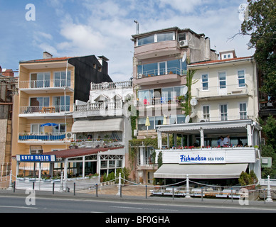 Bebek Bebek Istanbul Bosforo circondato da Arnavutkoy Etiler e Rumeli Hisarı. Essa cade entro i confini di Besiktas Foto Stock