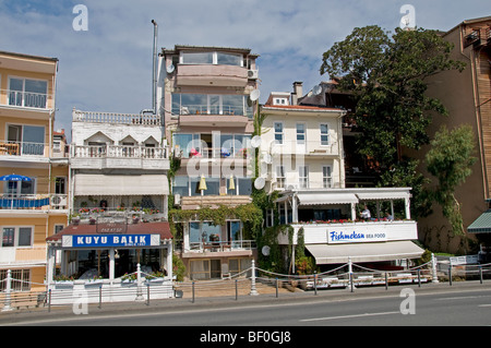 Bebek Bebek Istanbul Bosforo circondato da Arnavutkoy Etiler e Rumeli Hisarı. Essa cade entro i confini di Besiktas Foto Stock