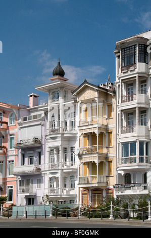 Bebek Bebek Istanbul Bosforo circondato da Arnavutkoy Etiler e Rumeli Hisarı. Essa cade entro i confini di Besiktas Foto Stock