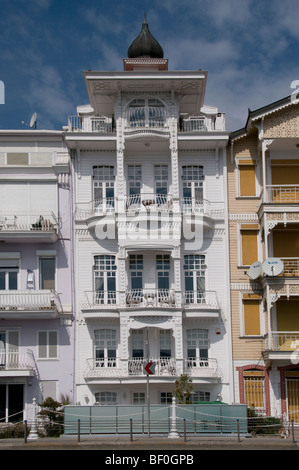 Bebek Bebek Istanbul Bosforo circondato da Arnavutkoy Etiler e Rumeli Hisarı. Essa cade entro i confini di Besiktas Foto Stock