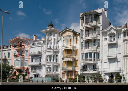 Bebek Bebek Istanbul Bosforo circondato da Arnavutkoy Etiler e Rumeli Hisarı. Essa cade entro i confini di Besiktas Foto Stock