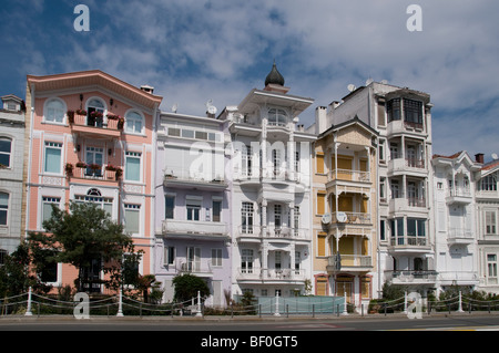 Bebek Bebek Istanbul Bosforo circondato da Arnavutkoy Etiler e Rumeli Hisarı. Essa cade entro i confini di Besiktas Foto Stock