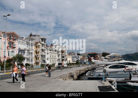 Bebek Bebek Istanbul Bosforo circondato da Arnavutkoy Etiler e Rumeli Hisarı. Essa cade entro i confini di Besiktas Foto Stock