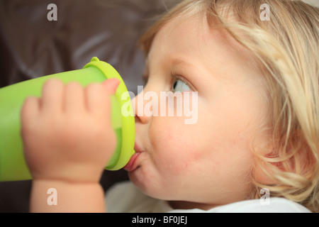 Bambino di bere da un bicchiere Foto Stock