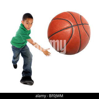 Ragazzo giovane che gioca a basket in uno sfondo isolato Foto stock - Alamy