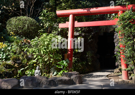 Gates vicino Bentenkutsu - la piccola grotta sul territorio del Tempio Hase a Kamakura, Giappone Foto Stock