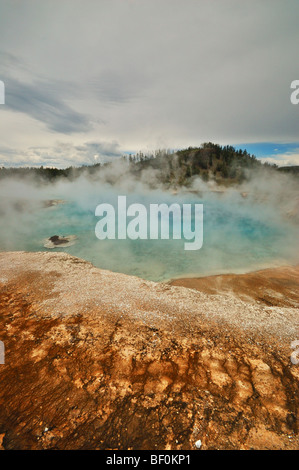 Piscina geotermica vicino a Grand Prismatic Spring nel Parco Nazionale di Yellowstone Foto Stock