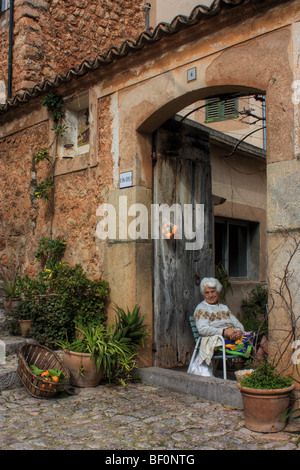 Donna vendita di arance, Fornalutx vicino a Sóller, isola di Maiorca, SPAGNA Foto Stock