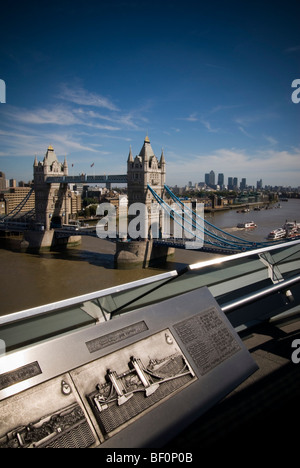 Docklands visto attraverso il Tower Bridge e il Tamigi dal piano superiore del municipio edificio. Londra Foto Stock