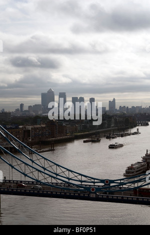 Docklands visto attraverso il Tower Bridge e il Tamigi dal piano superiore del municipio edificio. Londra Foto Stock