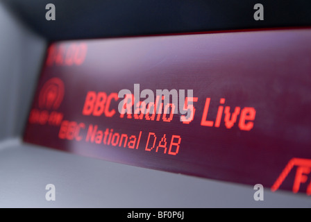 Un display autoradio - mostra BBC Radio 5 Live Foto Stock