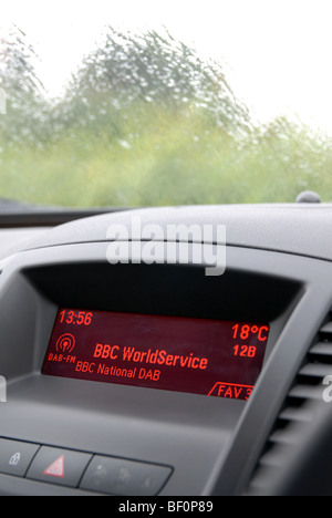 Un display autoradio - mostra la BBC World Service Foto Stock